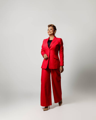 Traje sastre rojo tejido de lino mixto de algodón, pantalón tipo palazo con bolsillo y chaqueta básica con corte princesa desde hombro
